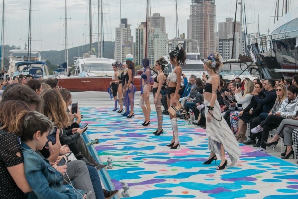 IV Salão Náutico: Desfile de moda em passarela sobre as águas