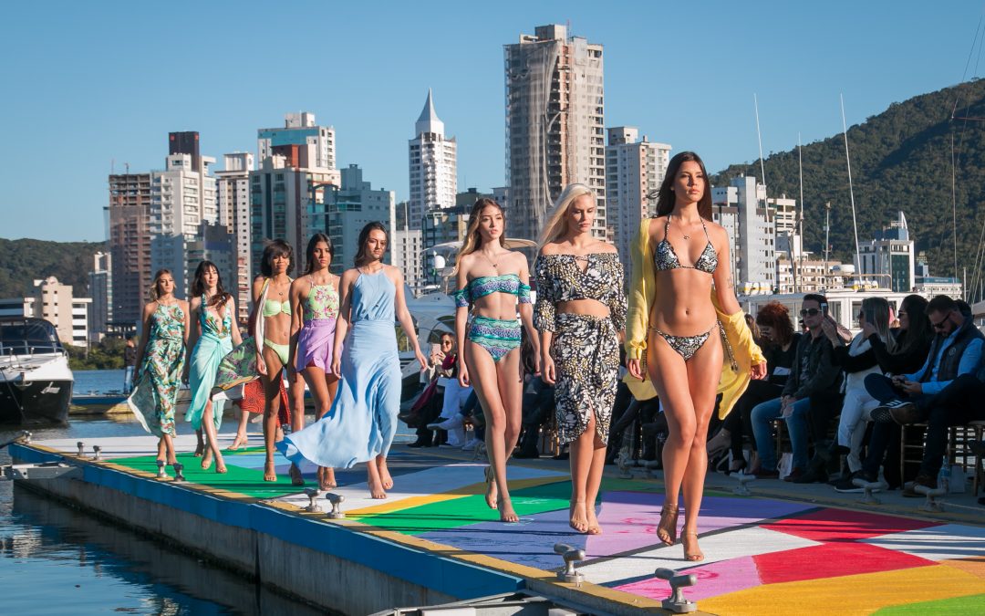 Domingo (24) tem desfile de moda em passarela flutuante na Marina Itajaí